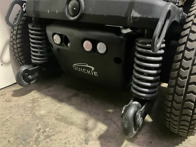 Sunrise medical quickie elektrische rolstoel en ziekenhuisbed vermeiren - afbeelding 13 van  17