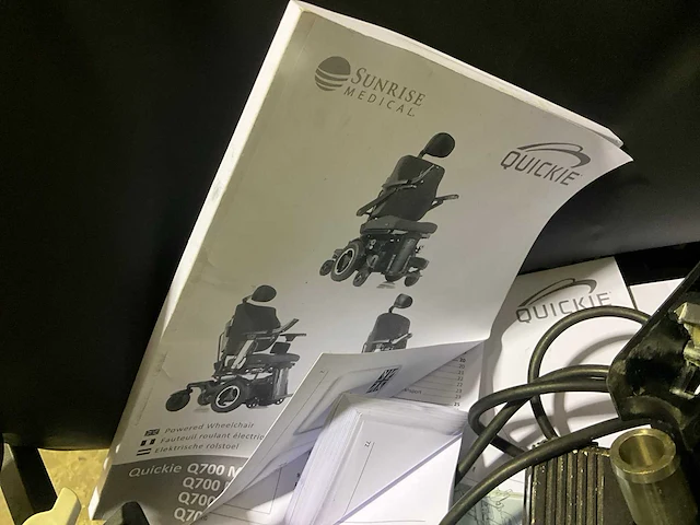 Sunrise medical quickie elektrische rolstoel en ziekenhuisbed vermeiren - afbeelding 17 van  17