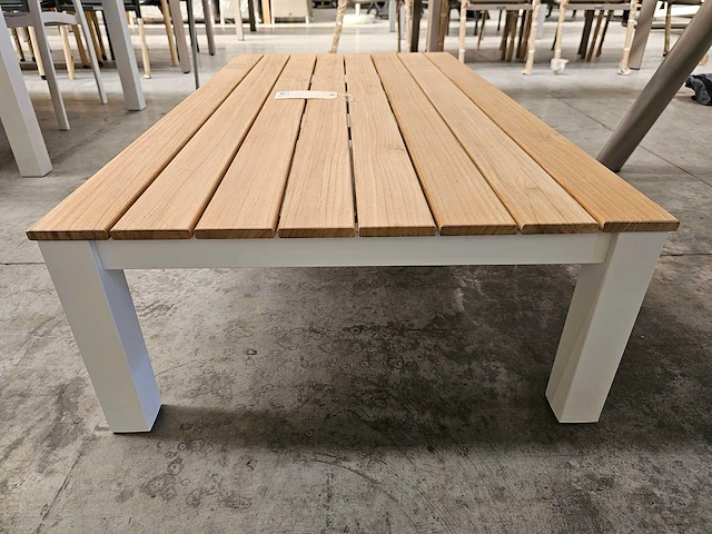 Suns alu salontafel lagoon frame wit - teak brede latten 140 x 75cm - afbeelding 3 van  5