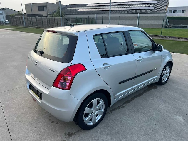 Suzuki - 2008 - swift - personenauto - afbeelding 17 van  19