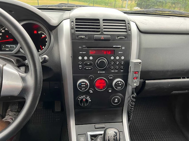 Suzuki - 2011 - grand vitara - 4x4 - personenauto - afbeelding 18 van  33