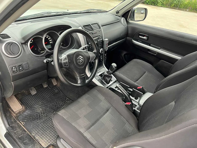 Suzuki - 2011 - grand vitara - 4x4 - personenauto - afbeelding 19 van  33