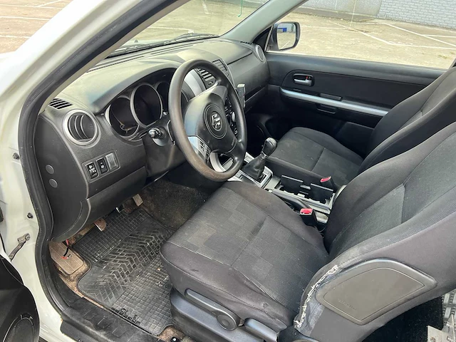 Suzuki - 2011 - suzuki grand vitara - 4x4 - personenauto - afbeelding 15 van  28