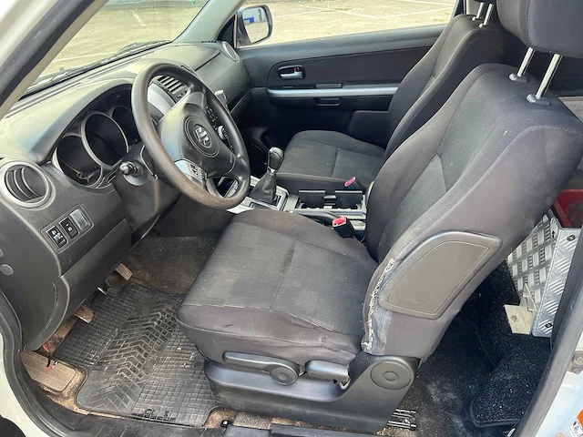 Suzuki - 2011 - suzuki grand vitara - 4x4 - personenauto - afbeelding 16 van  28