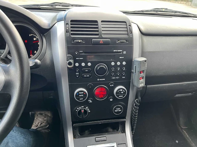 Suzuki - 2011 - suzuki grand vitara - 4x4 - personenauto - afbeelding 18 van  28
