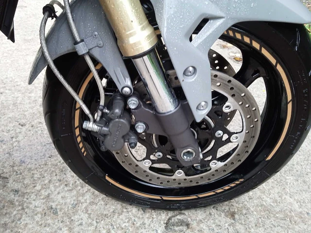 Suzuki - gsr750 - motorfiets - afbeelding 7 van  10