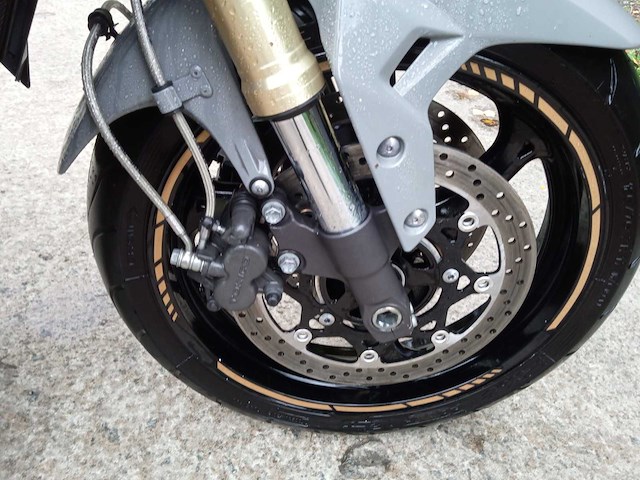 Suzuki - gsr750 - motorfiets - afbeelding 7 van  10