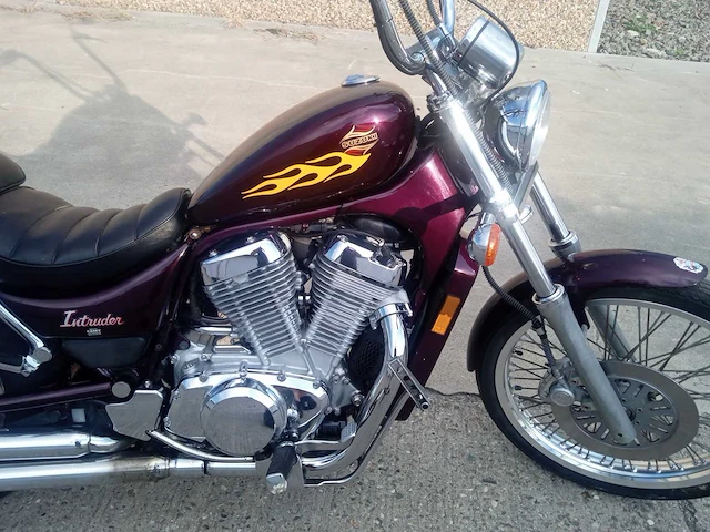 Suzuki - intruder 750 - motorcycle - afbeelding 3 van  9