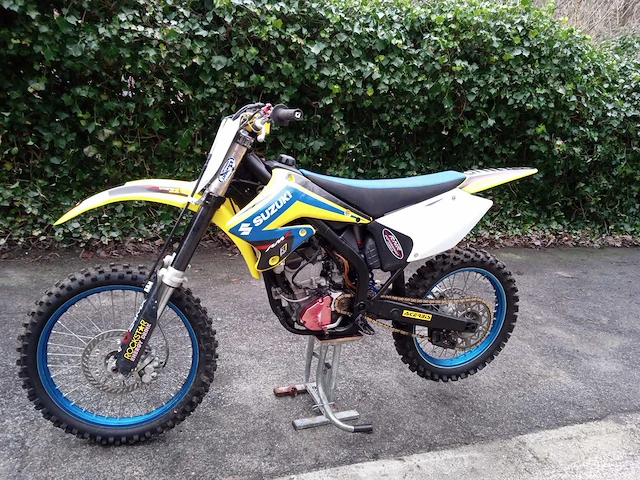 Suzuki - rmz 250 - motorfiets - afbeelding 1 van  4