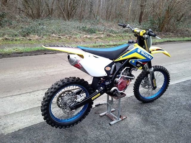 Suzuki - rmz 250 - motorfiets - afbeelding 2 van  4