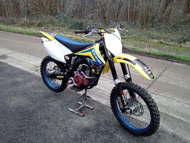 Suzuki - rmz 250 - motorfiets - afbeelding 3 van  4