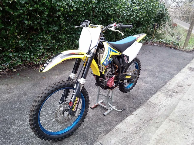 Suzuki - rmz 250 - motorfiets - afbeelding 4 van  4