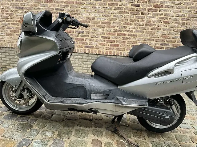Suzuki burgman 650 scooter - afbeelding 18 van  19