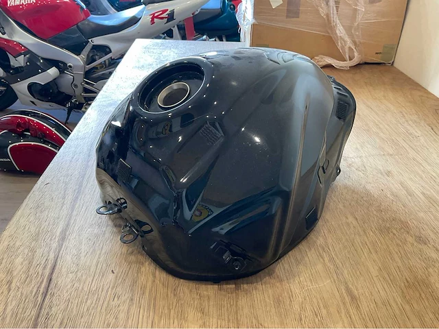 Suzuki gsxs 750 tank onderdeel - afbeelding 1 van  7