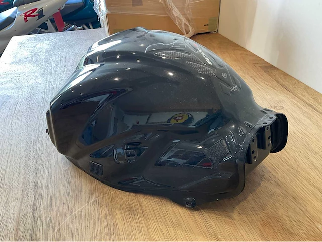 Suzuki gsxs 750 tank onderdeel - afbeelding 3 van  7