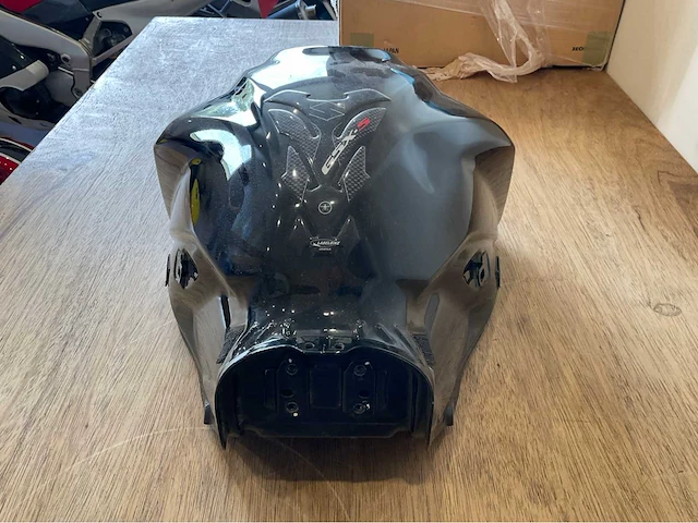 Suzuki gsxs 750 tank onderdeel - afbeelding 4 van  7