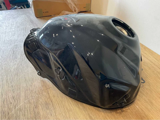 Suzuki gsxs 750 tank onderdeel - afbeelding 6 van  7