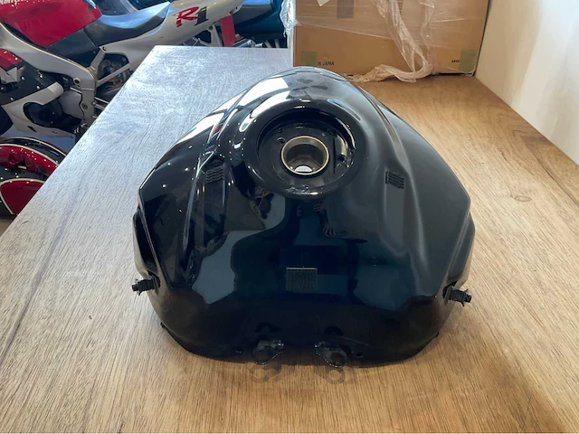 Suzuki gsxs 750 tank onderdeel - afbeelding 7 van  7