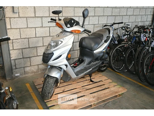 Suzuki scooter - afbeelding 1 van  7