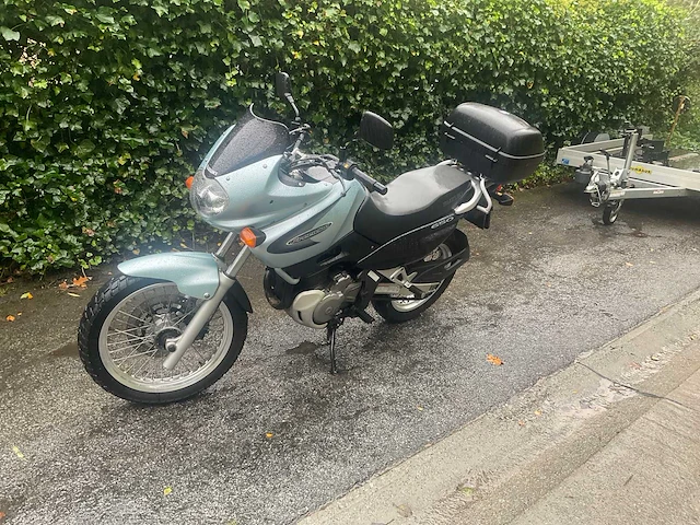 Suzuki silverwing motorfiets - afbeelding 1 van  12