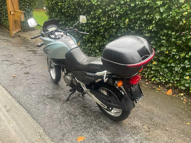 Suzuki silverwing motorfiets - afbeelding 9 van  12