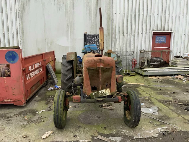 T850 oldtimer tractor (renovatie project) - afbeelding 2 van  9