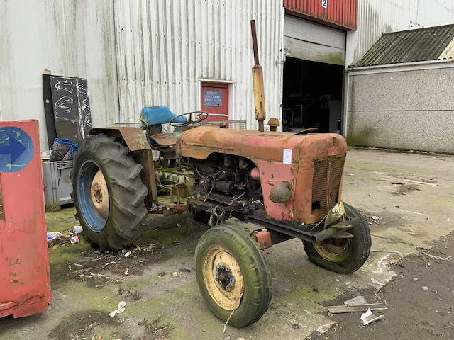 T850 oldtimer tractor (renovatie project) - afbeelding 3 van  9