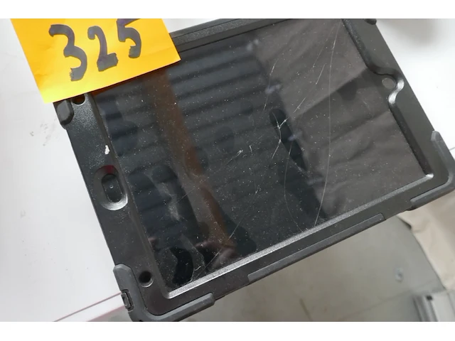 Tablet met beschermhoes en oplader - afbeelding 1 van  4