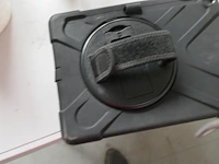 Tablet met beschermhoes en oplader - afbeelding 2 van  4