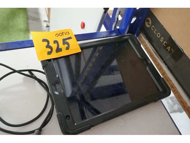 Tablet met beschermhoes en oplader - afbeelding 4 van  4
