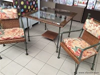 Tafel + 2 stoelen met kussens