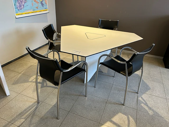Tafel + 4 stoelen - afbeelding 1 van  6