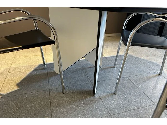 Tafel + 4 stoelen - afbeelding 4 van  6