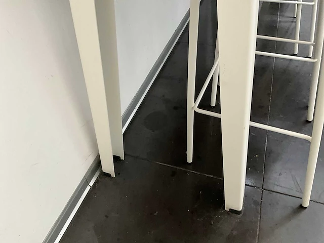 Tafel + barkruk (x4) - afbeelding 3 van  9