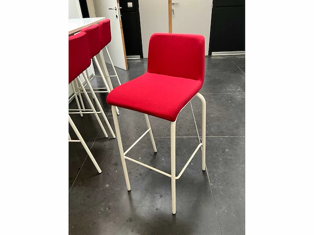 Tafel + barkruk (x4) - afbeelding 6 van  9