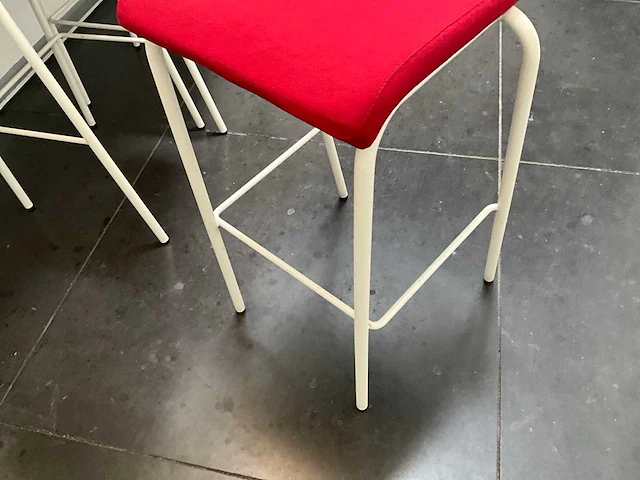 Tafel + barkruk (x4) - afbeelding 7 van  9