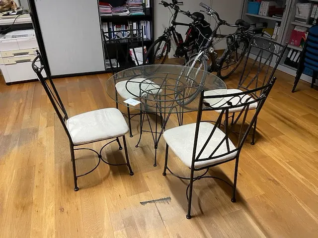 Tafel en 4 stoelen - afbeelding 1 van  6