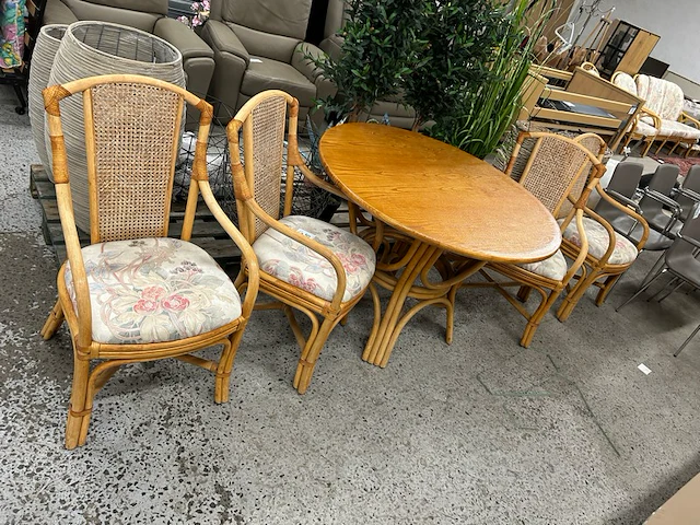 Tafel en 4 stoelen - afbeelding 1 van  7