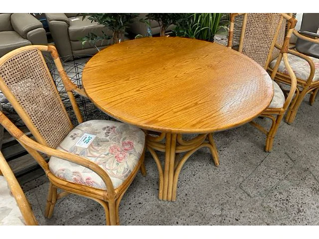 Tafel en 4 stoelen - afbeelding 2 van  7