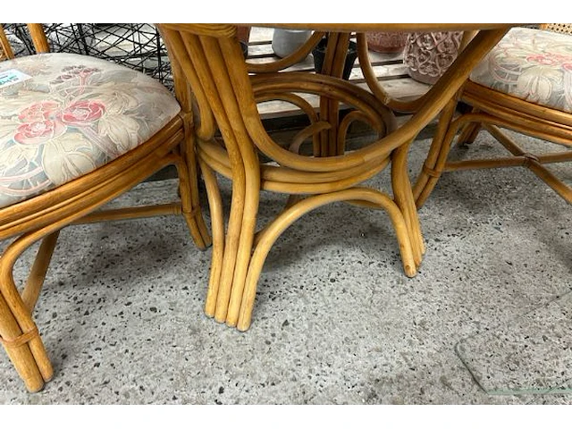 Tafel en 4 stoelen - afbeelding 4 van  7