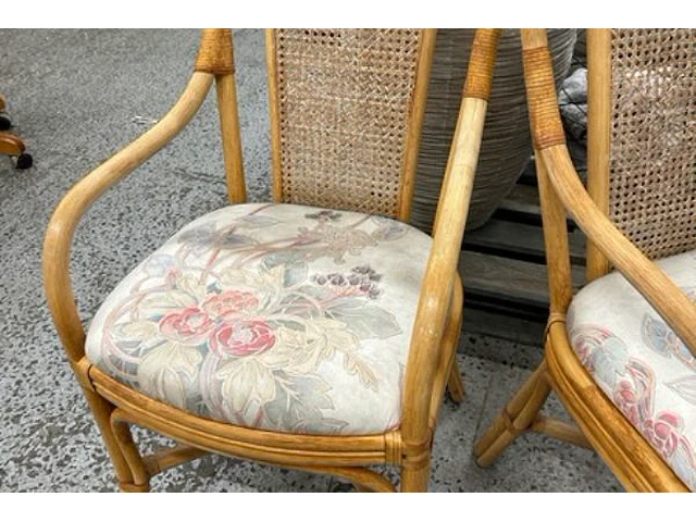 Tafel en 4 stoelen - afbeelding 5 van  7