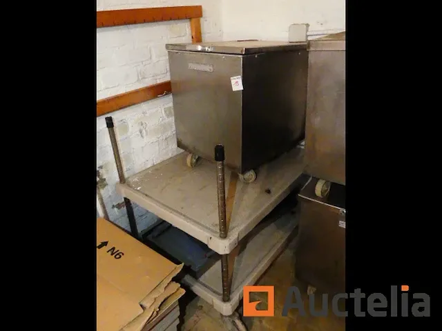 Tafel en gebruiksvoorwerpen - afbeelding 3 van  12