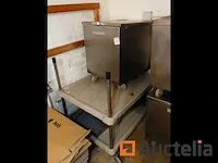 Tafel en gebruiksvoorwerpen - afbeelding 3 van  12