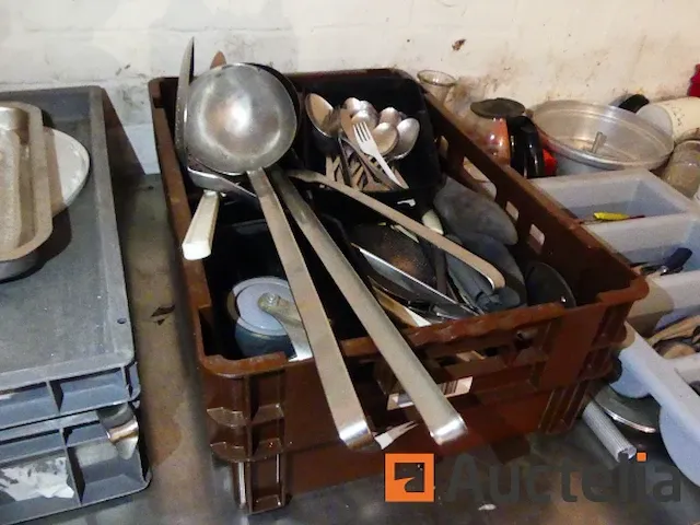 Tafel en gebruiksvoorwerpen - afbeelding 7 van  12