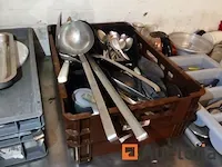 Tafel en gebruiksvoorwerpen - afbeelding 7 van  12