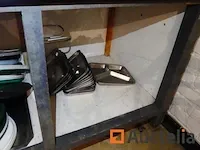 Tafel en gebruiksvoorwerpen - afbeelding 10 van  12