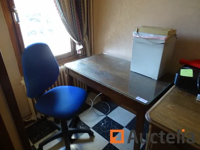 Tafel in glas, bureautafel stoel, papieren schredder - afbeelding 1 van  8