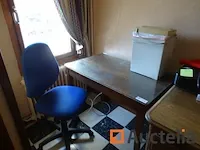 Tafel in glas, bureautafel stoel, papieren schredder - afbeelding 1 van  8