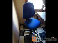Tafel in glas, bureautafel stoel, papieren schredder - afbeelding 2 van  8