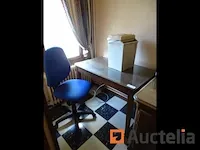 Tafel in glas, bureautafel stoel, papieren schredder - afbeelding 5 van  8
